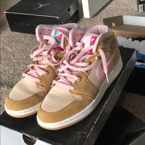 Jordan Retro 1s | pink/wheat | size 5.5